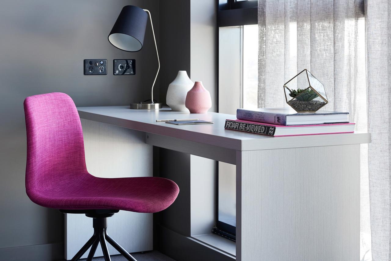 ホテル ザ チェン メルボルン アート シリーズ ボックスヒル エクステリア 写真 A desk with a chair